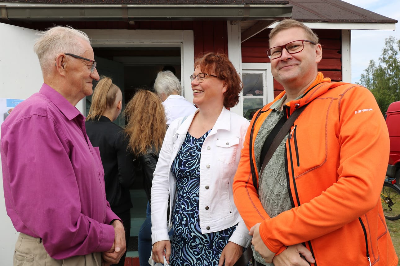 Yrjö Männistö sekä Sirpa ja Jukka Nuotio viihtyivät Merijärven Aittatorin hyvässä markkinatunnelmassa.