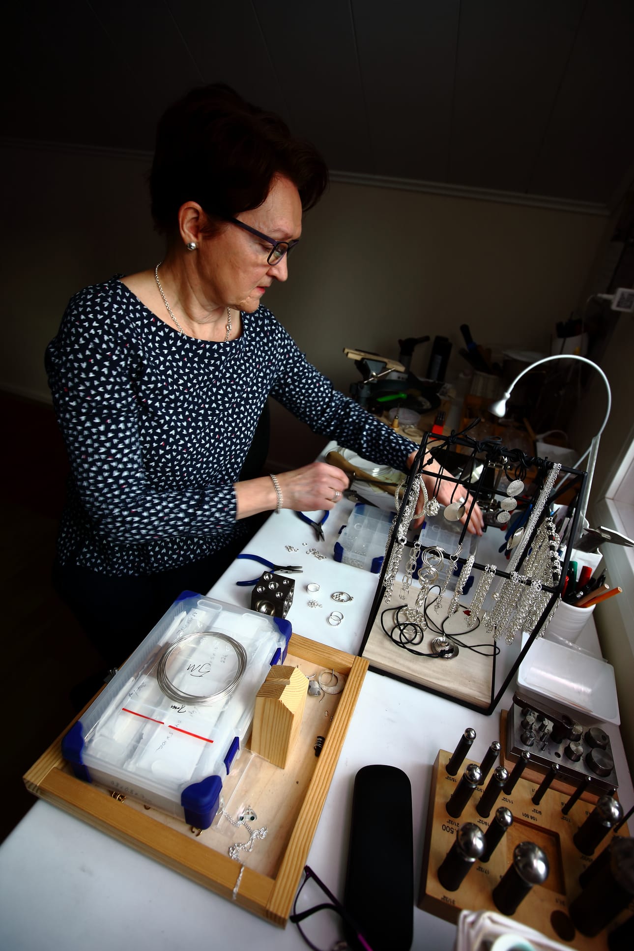 Kaija Tuomela valmistaa Sterling-hopeasta koruja.