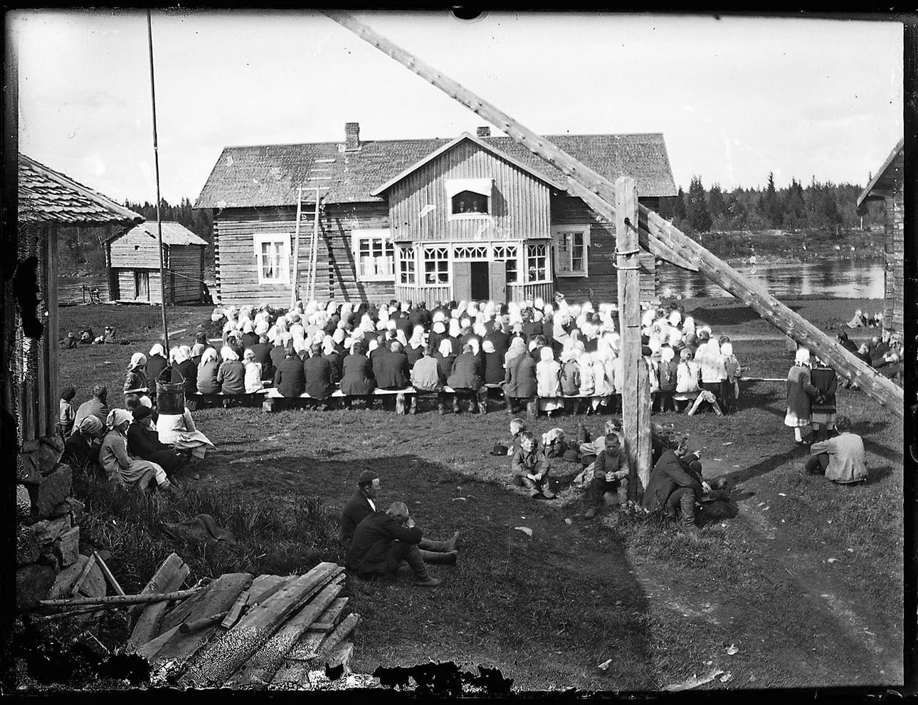 Pudasjärveläisten elämäntavoista löytyi 1800-luvun lopulla eroja kylien väliltä. Kollajalla, Naamangalla ja Iinattijärvellä kansa oli osin uskovaista, osin uskotonta. Livolla, Aittojärvellä ja Siurualla suurimmaksi osin uskotonta. Kuva vuosisadan alusta paikallisista seuroista jostain Iijoen varrelta.