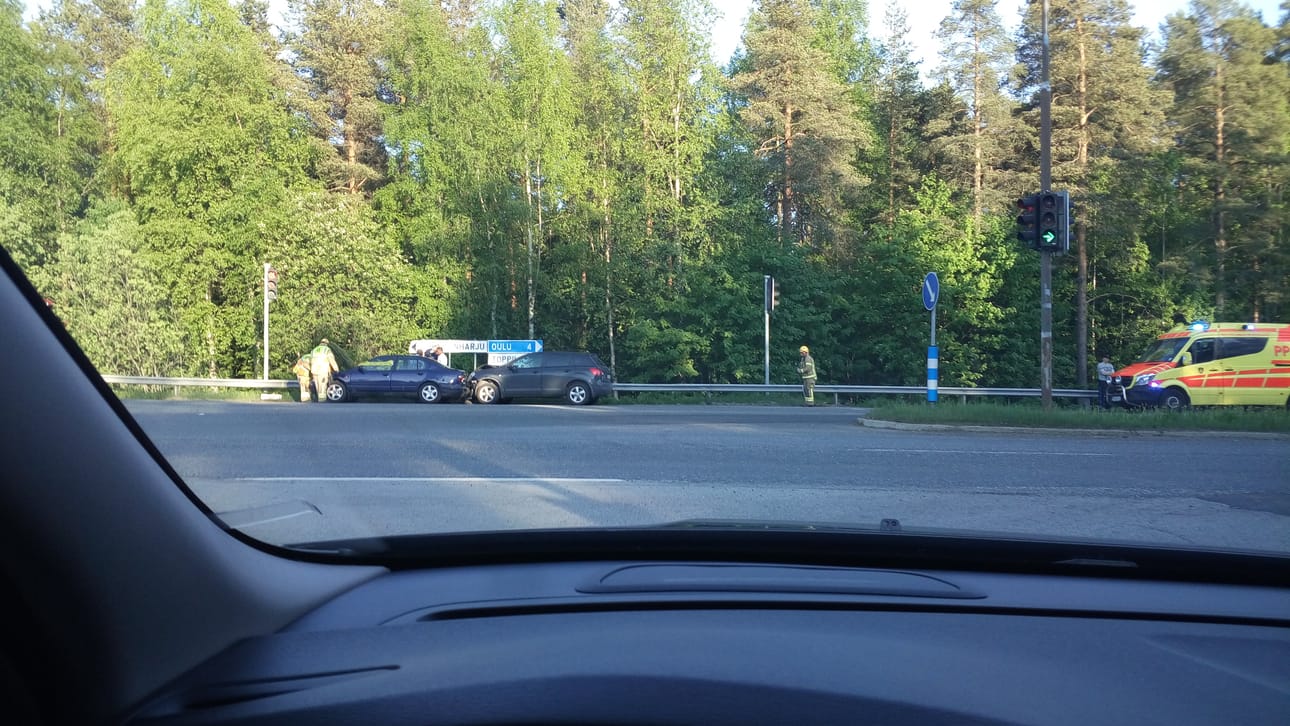 Oulussa Kemintiellä Puolivälinkankaan rampin kohdalla sattui kahden henkilöauton peräänajokolari keskiviikkoiltana.
