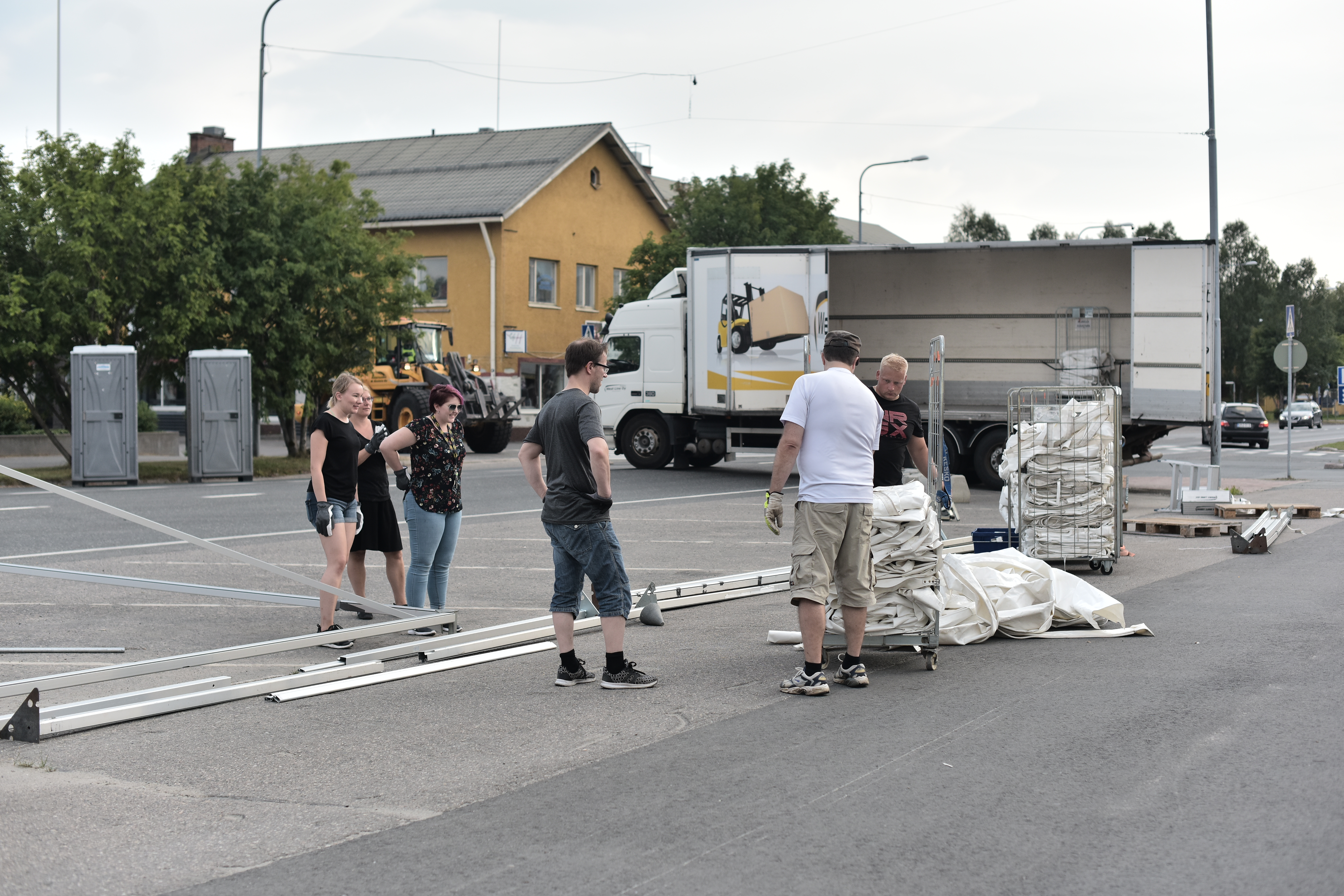 Katuruokamarkkinoiden pystytys aloitettiin torstai-iltana. Ouluntaivalta ei voi ajaa katumarkkinoiden aikana.