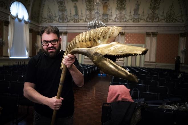 Abraham Cupeiro esitteli karnyxia ja muita soittimiaan lehdistölle tiistaina. KUVA: JARNO PELLINEN
