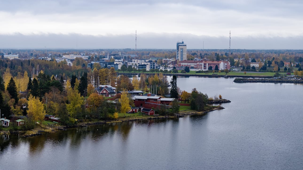 Toisen valittajan mielestä kaupunginvaltuuston hyväksymän uuden rakennusjärjestyksen vaikutus kohdistuu konkreettisesti Pitkänkarin huvilapalstoihin.