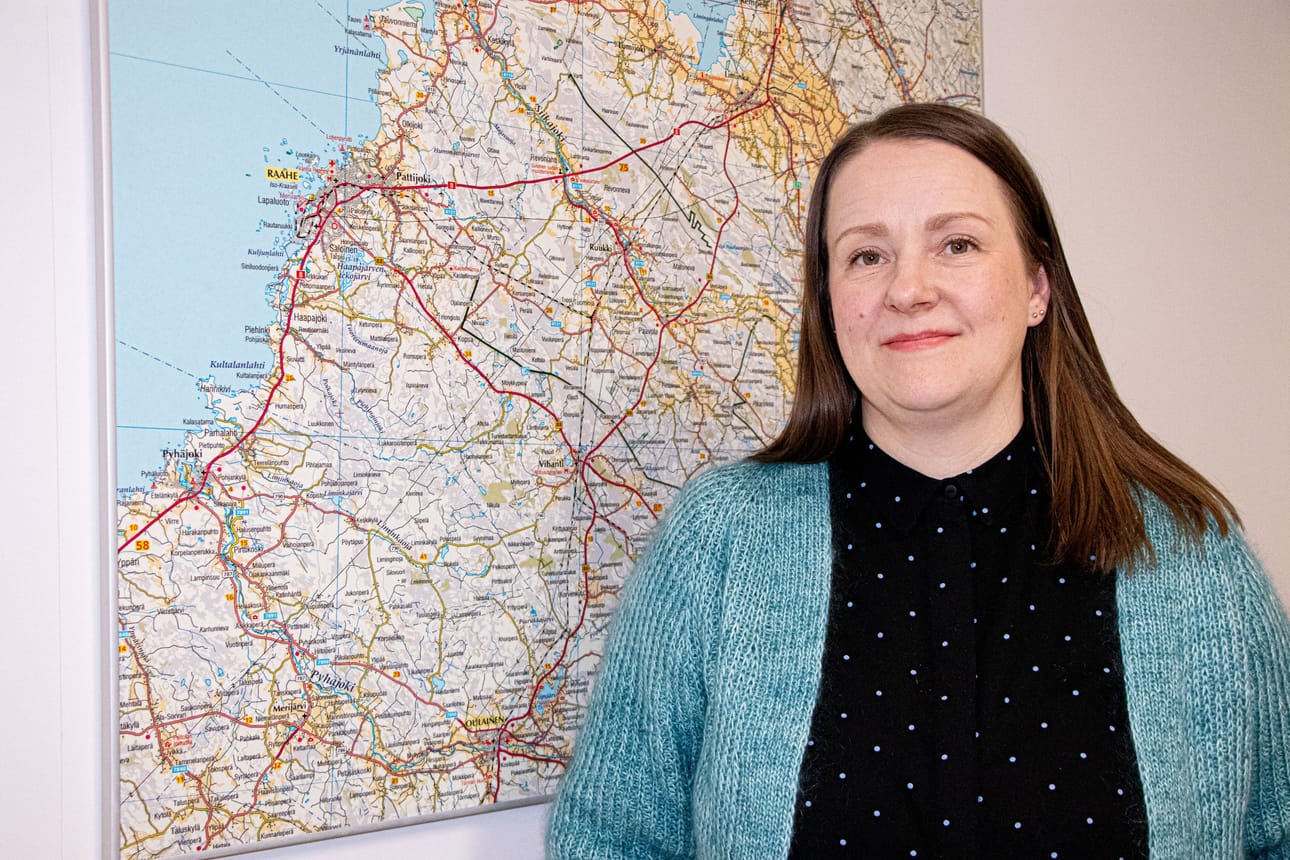 Ennen nykyistä kunnanjohtajuutta Tiina Hovi työskenteli Siikajoen kunnan hallintojohtajana. Siirtymävaiheessa hän hoiti noin viiden kuukauden ajan samanaikaisesti molempia virkoja.