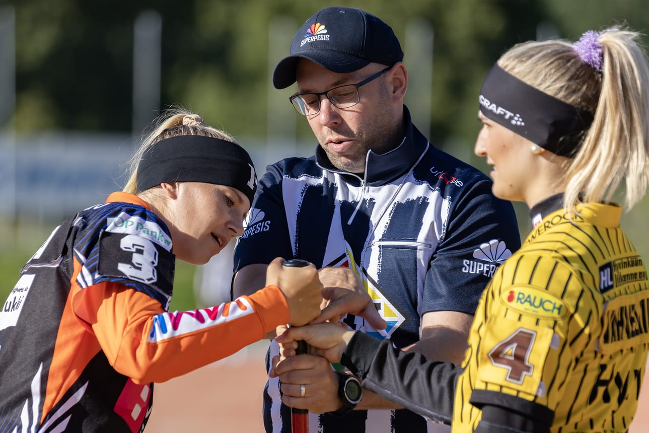 Mika Salmenautio valvoi hutunkeittoa Vaasan Mailattarien ja Hyvinkään Tahkon välisessä puolivälieräkarsintaottelussa.