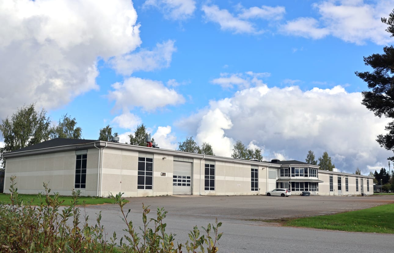 Maatalousyrittäjä Hermanni Huhtala siirtää kuvassa olevan rakennuksen Hirvijoelle ja tekee siitä munituskanalan.