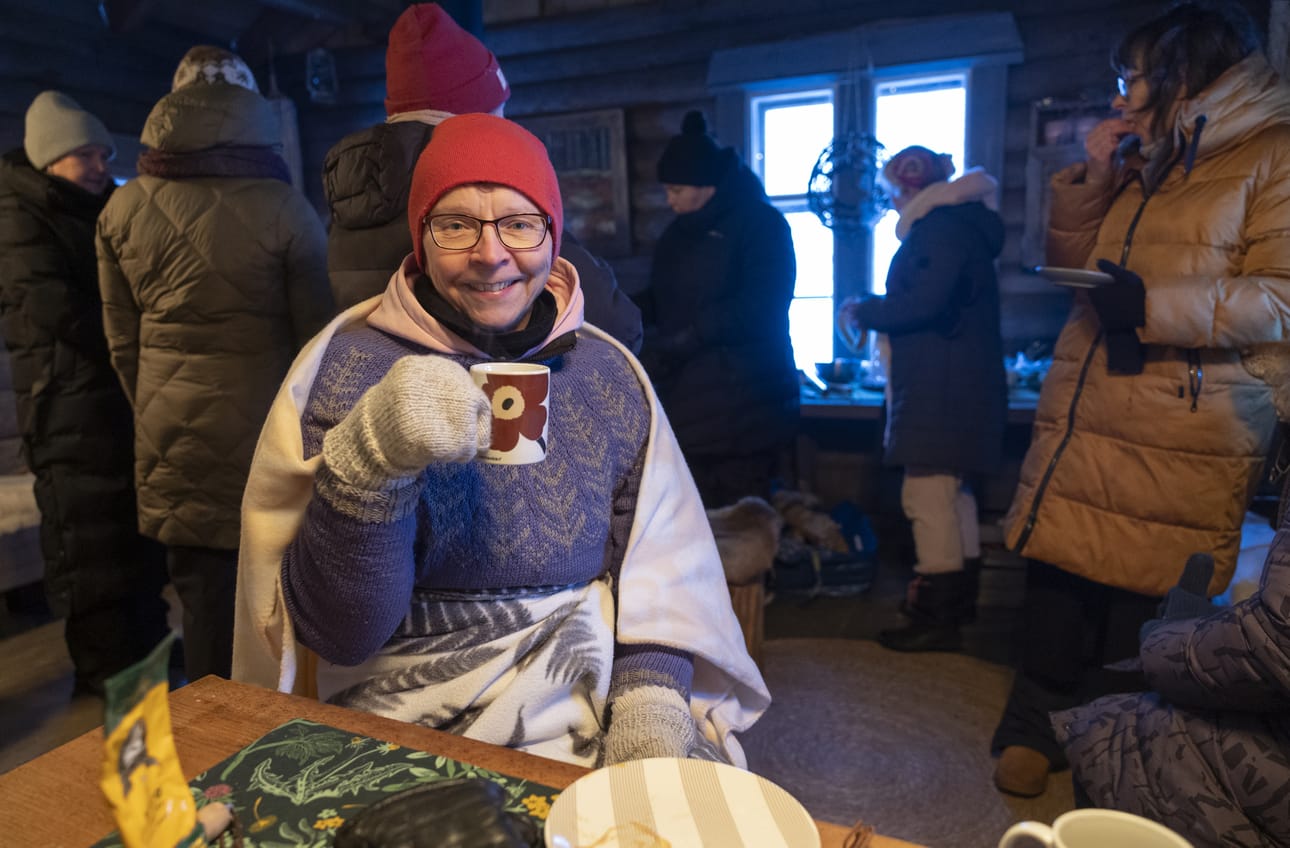 Kun kahvimukikin pitää lämmittää, ei kiirehtimisestä ole hyötyä. Kuvassa on Eija-Riitta Hämäläinen.
