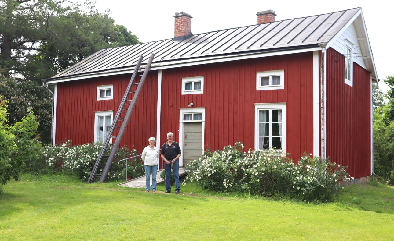 Edit Hultin lahjoitti kotitilansa puutarhoineen Maalahden museoyhdistykselle vuonna 1974, jolloin talo oli vielä keltainen. Yhdistys maalasi sen myöhemmin punaiseksi, kertovat yhdistyksen puheenjohtaja Solveig Söderback ja varapuheenjohtaja Mikael Storfors. Juhannusruusut ovat Orren sisarusten istuttamia.