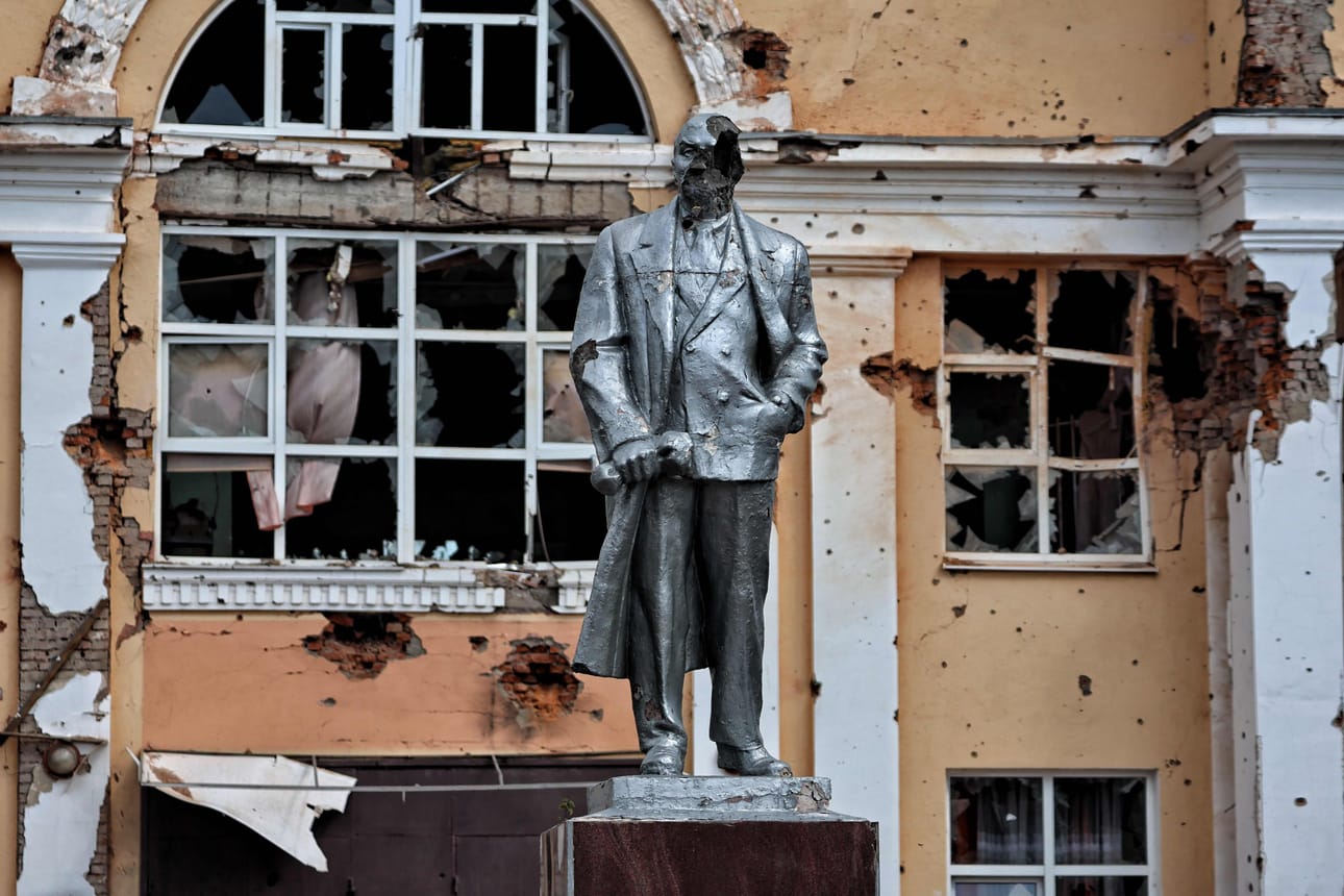 Leninin patsas sai osumia Ukrainan armeijan hyökättyä Sudzhan kaupunkiin Kurskin alueella.