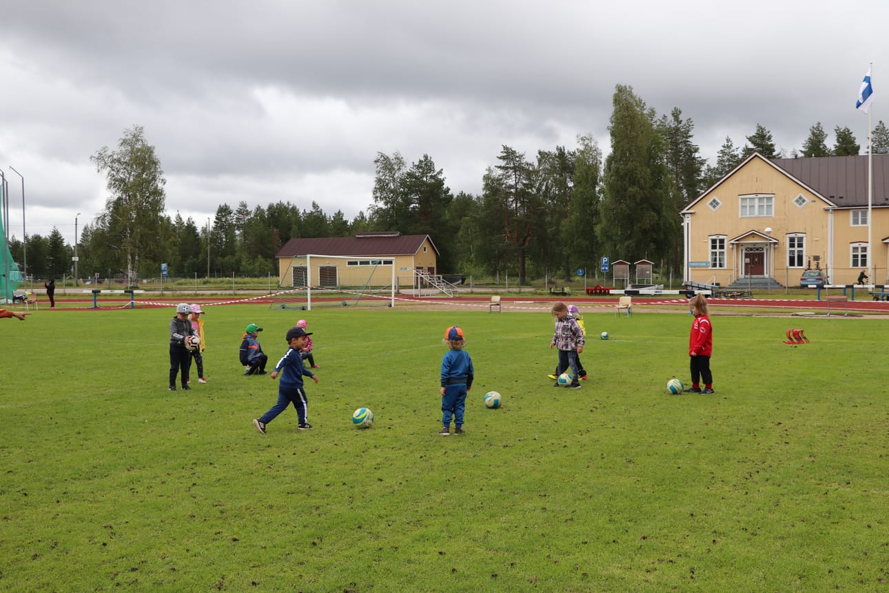Pienimmät pelaajat keskittyvät harjoituksissa leikkimiseen.