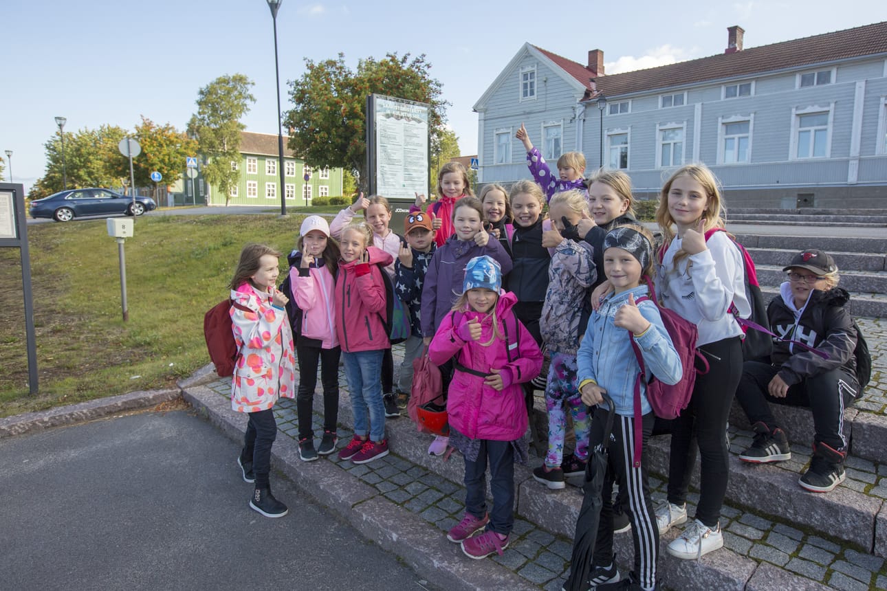 Pattasten koulun 4a oli suuntaamassa kuuntelemaan tarinoita Raahen Fiiasta.