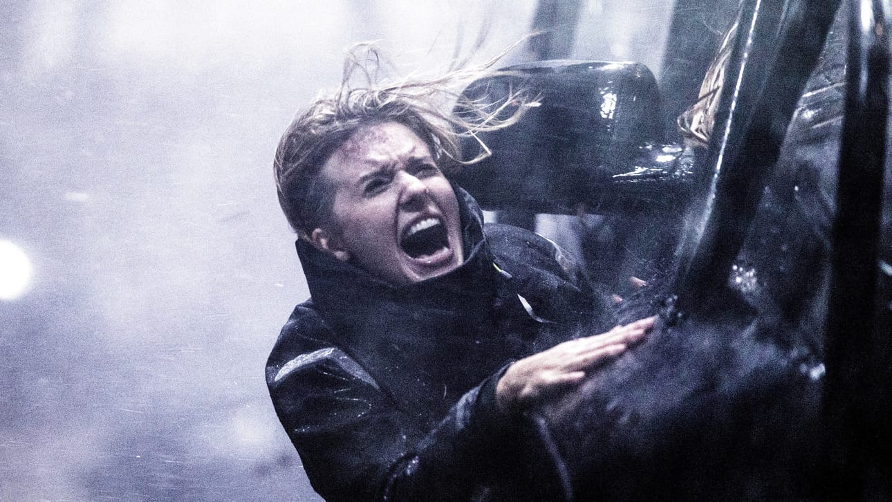 Toimintajännärissä joukko rikollisia aikoo iskeä valtion rahapajaan mereltä jo lähestyvän valtavan hirmumyskyn suojissa. Kuvassa valtiovarainministeriön edustaja Casey (Maggie Grace).