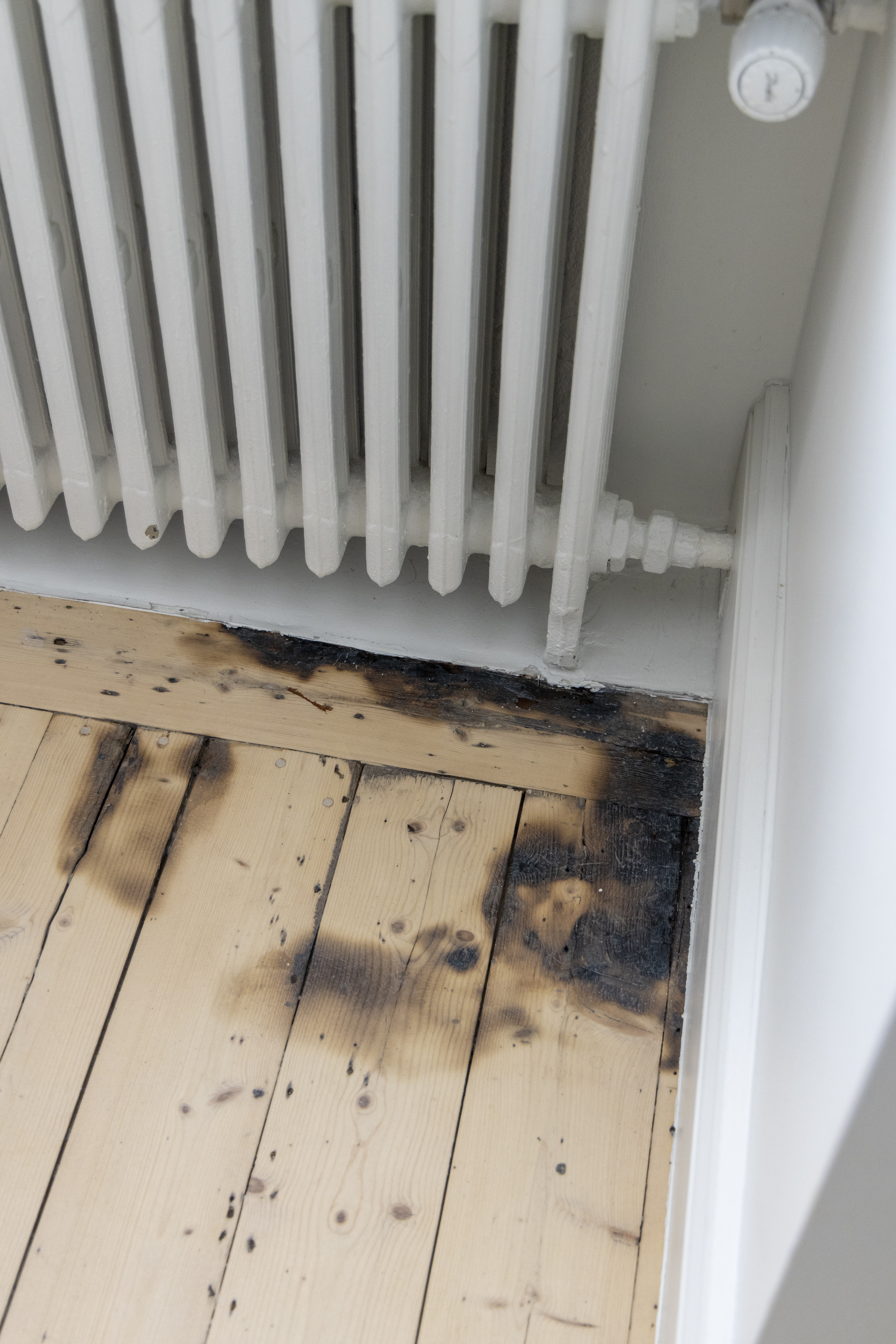 Ilmapommitusten jäljet näkyvät yhä Venanzia Rizzin olohuoneessa Rotuaarin puoleisen ikkunan alla.