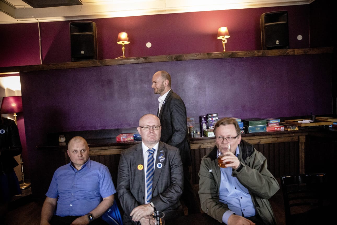 Sampo Terhon ydinkannattajat kokoontuivat perjantai-iltana ravintola Mustaan Kynnykseen. Terhon edessä Juha Vimpari, työministeri Jari Lindström ja Eero Perosvuo.