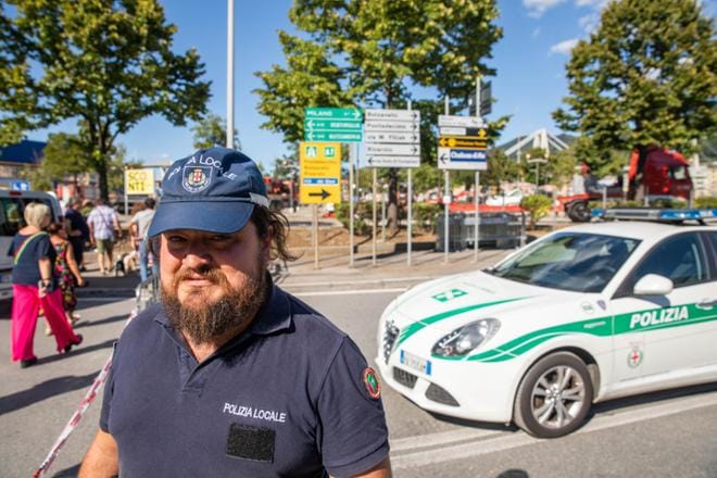 Mirko Direnzo on saapunut Milanosta Genovaan paikallisen poliisin avuksi. Direnzon kertoo, että kuumuus tekee työstä haastavaa turmapaikan läheisyydessä. KUVA: Jari Toivonen