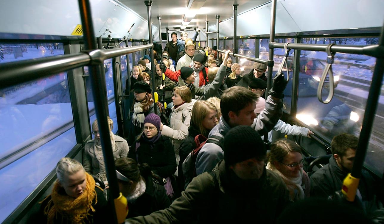 Iso osa Linnanmaan opiskelijoista liikkuu bussilla päivittäin.