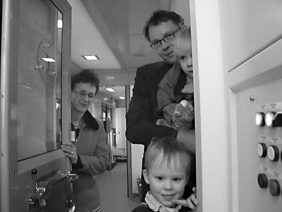 Uutta ja ihmeellistä. VR:n Pohjois-Suomen liikennepalvelupäällikkö Asta Vähäpassi esitteli kiskobussia nivalalaiselle pankinjohtajalle Markku Niskalalle ja hänen lapsilleen Melinalle, 2, ja Oliverille, 5.