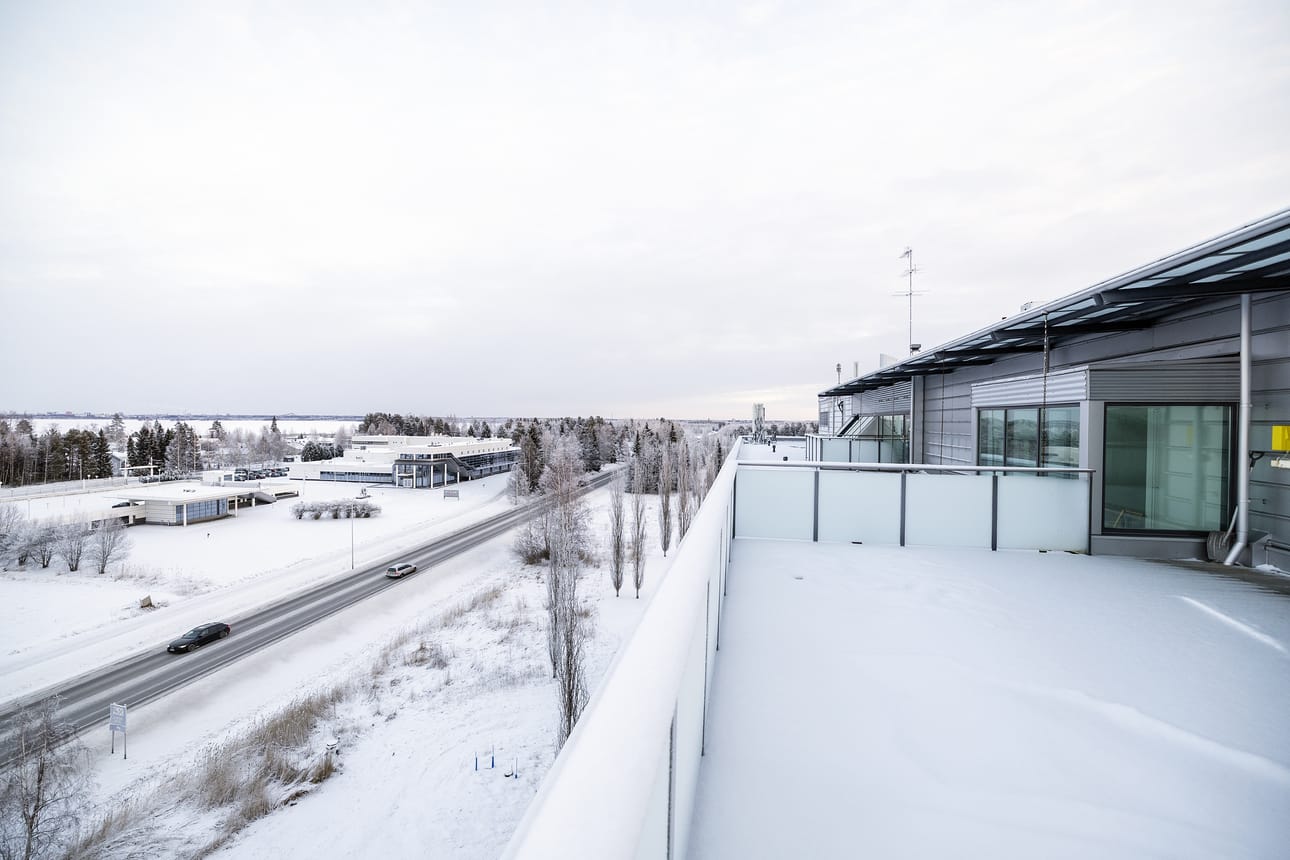 Lentokentäntien varteen sijoittuva toimitilarakennus valmistui PKC Groupin käyttöön vuonna 2000. Kuudennessa kerroksessa on saunaosasto.