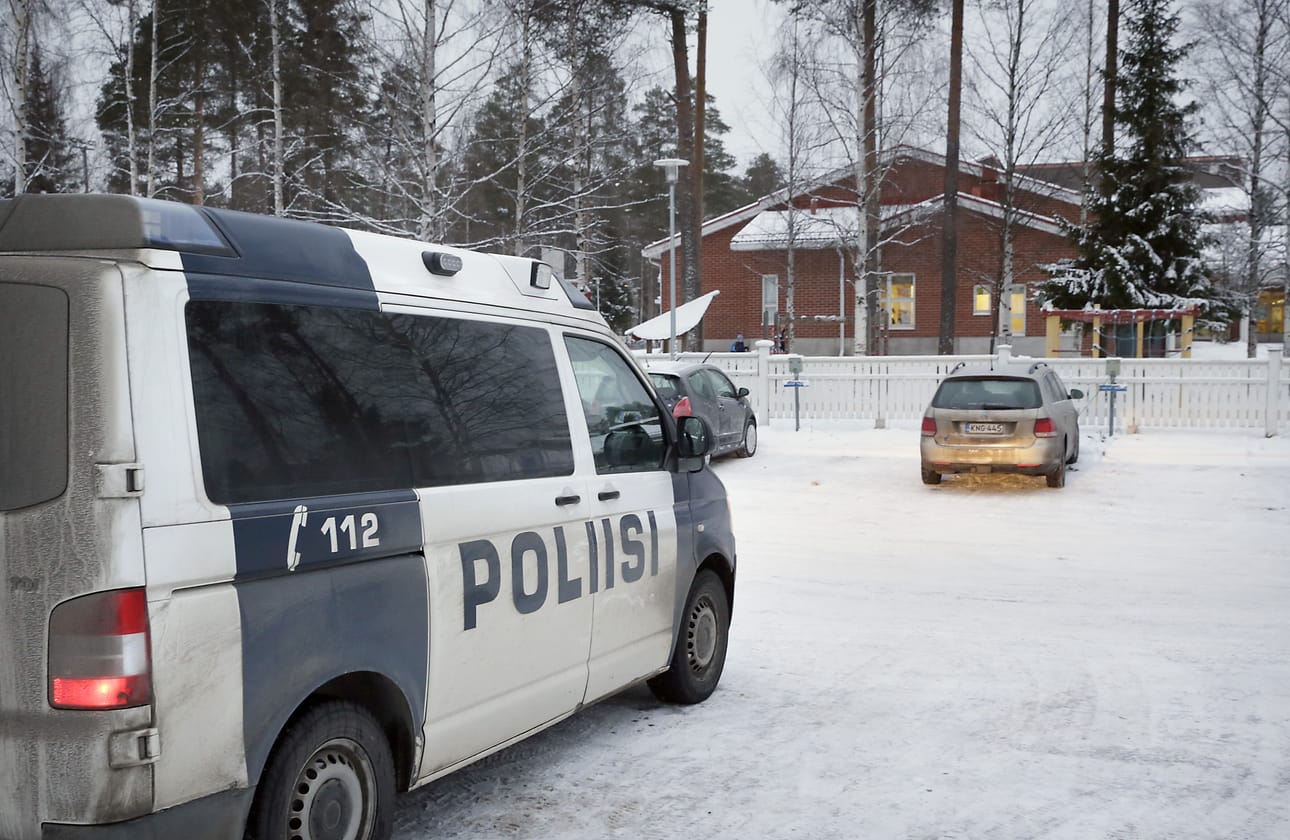 Poliisi on paikalla koko päivän Pöllönkankaan koululla.