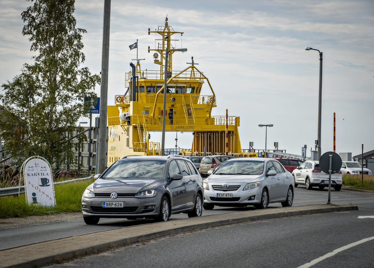 Oulunsalon ja Hailuodon välillä liikennöivistä kahdesta lautasta Meriluoto on ollut juhannusaatosta asti pois käytöstä teknisen vian vuoksi. Arkistokuva.