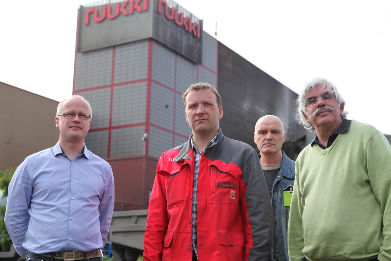 Rautaruukin hallintoedustusryhmän henkilöstöjäsenet Pasi Heikkinen (vas.), Sami Nyman, Pentti Kuusinen ja Jouko Mikkonen ovat tehneet jo pari vuotta työtä rikkidirektiiviasiassa.