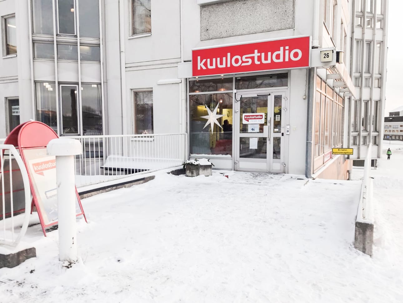 Kuuloalan tuotteisiin ja palveluihin erikoistunut, valtakunnallisesti toimiva Kuulostudio on muuttanut Rovaniemen Kuntokeskuksen entisiin toimitiloihin. Tiloista toinen puoli on vielä tyhjillään. ”Nämä puitteet mahdollistavat todella monipuolisen tilankäytön ja katutason sisäänkäynti takaa esteettömän kulkemisen. Ja meillehän voi kävellä sisään ihan ilman lähetteitä”, Kuulostudion toimitusjohtaja Ismo Eerikkilä vinkkaa.