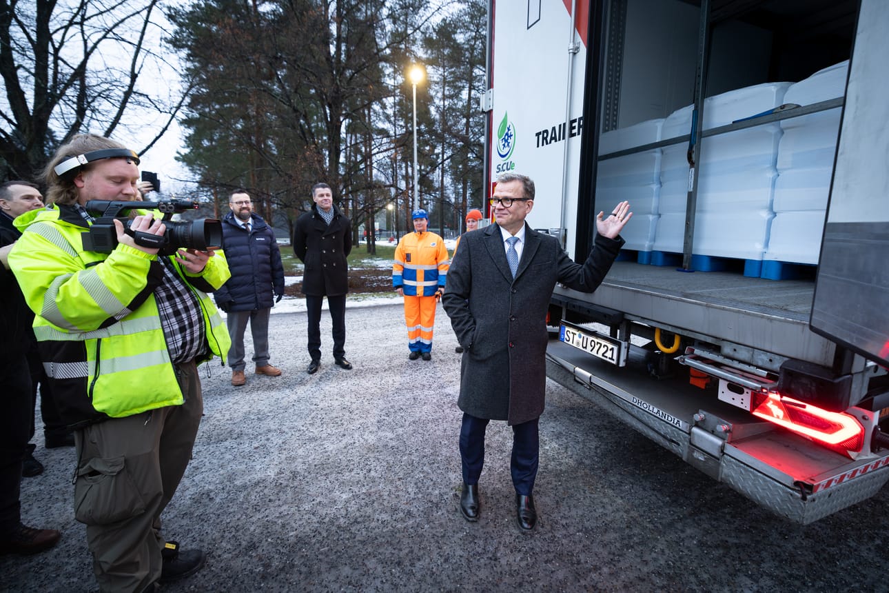 Pääministeri Petteri Orpo (kok.) vieraili tammikuussa Valion Seinäjoen tehtaalla. Hän sinetöi Ranskaan lähdössä olleen voilastin. Voi on yksi Valion kärkivientituotteista. Arkistokuva.