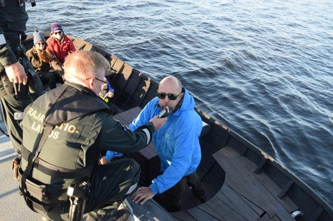 Merivartiosto on tietysti viranomainen, mutta sitä ei mielletä usein ihan niin selkeästi viranomaiseksi kuin poliisi. Veneilyä harrastavat tietävät hyvin että kaikki toiminta tapahtuu vain yhteisen turvallisuuden ylläpitämiseksi.