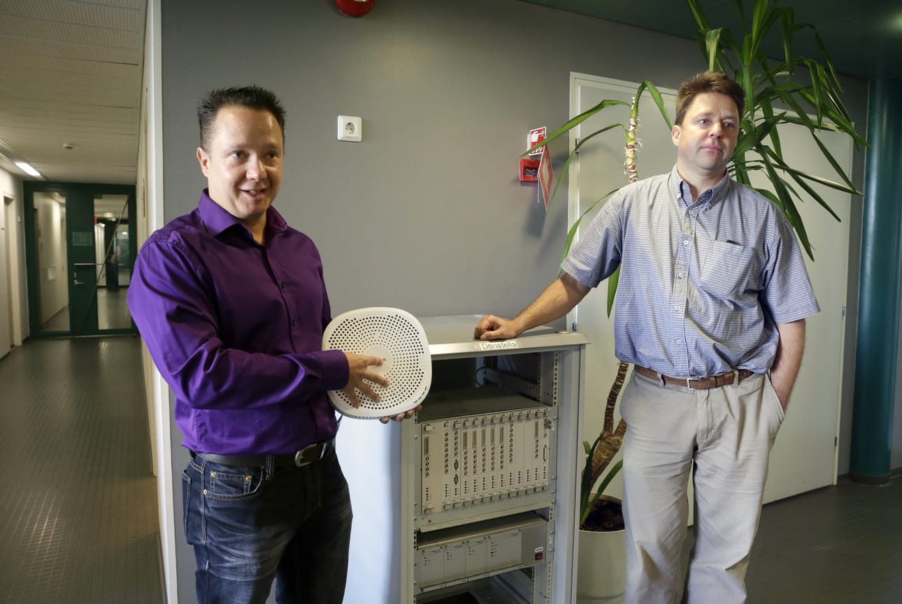 Uudet 5G-tukiasemat ovat frisbeekiekon kokoisia, demonstroivat Nokian ohjelmajohtaja Aki Korvala (vas.) ja Matti Latva-aho syksyllä 2015. Kotikäyttöön on luvassa vieläkin pienempiä laitteita, joten 5G:n ei tarvitse pelätä turmelevan sisustusta.