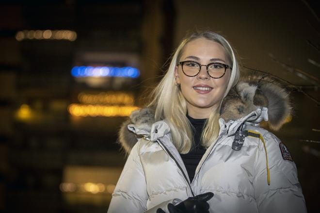 Iida Hevosmaa sai äskettäin moniteholasit. Totuttelun jälkeen lasit ovat olleet päässä lähes koko ajan. KUVA: Pekka Peura