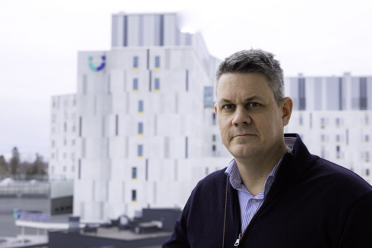 Työ vanhuspalveluissa on raskasta ja sisältää eettistä stressiä, kertoo koti- ja asumispalveluista vastaava toimialajohtaja Tony Pellfolk.
