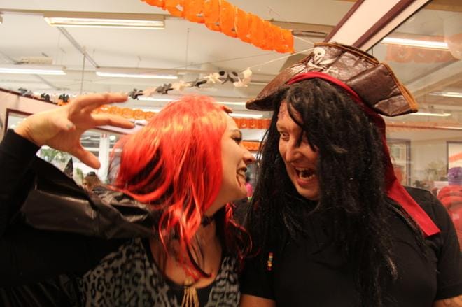 Vallesmannin väkeä nähtiin kaikenmoisissa halloweenasuissa. KUVA: MIA KÄRKKÄINEN