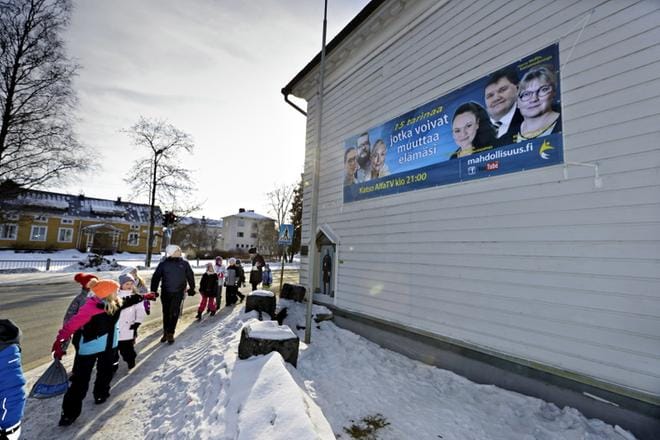 Näkyvälle paikalle ilmestynyt kampanjamainos on herättänyt keskustelua Lapualla, jossa kirkolla on merkittävä rooli kaupungin elämässä. KUVA: KARI LÖFHJELM