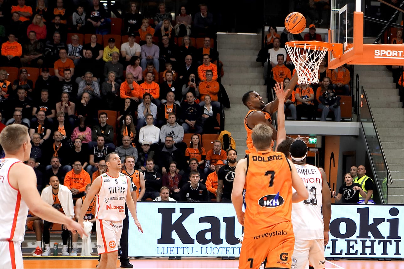 Karhun Jaye Crockett nostaa kahden pisteen korin.