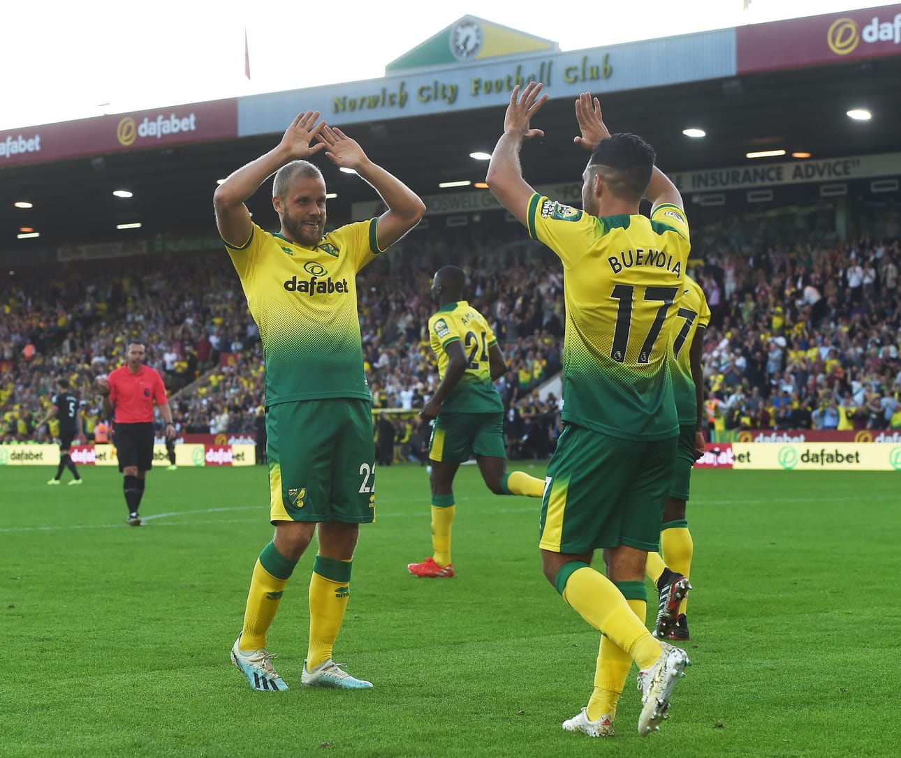 Teemu Pukki (vas.) tuulettelee tekemäänsä 3-0 maalia. Norwich kukisti hallitsevan mestarin Manchester Cityn 3-2.