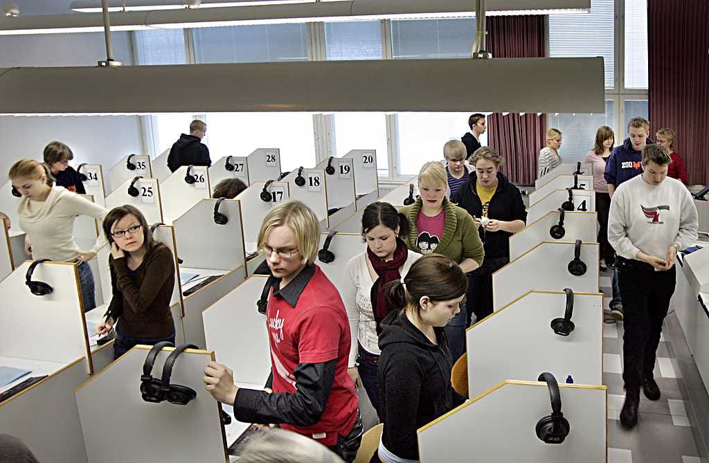 Englannin pitkän oppimäärään kuuntelukoe Karjasillan lukiossa vuonna 2007.