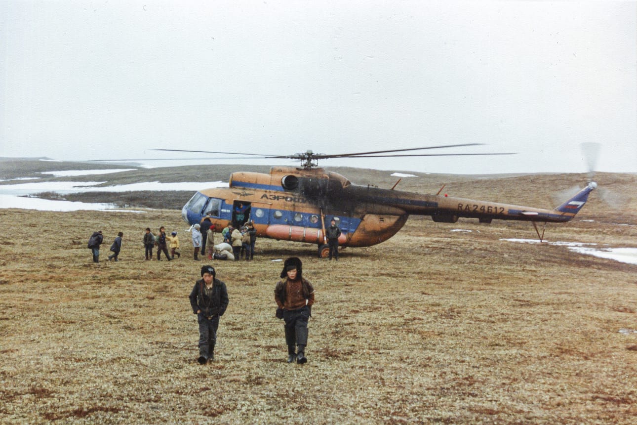 Helikopteri toi koululaiset kesälomalle tundralle. Kouluvuoden he asuvat kylässä.