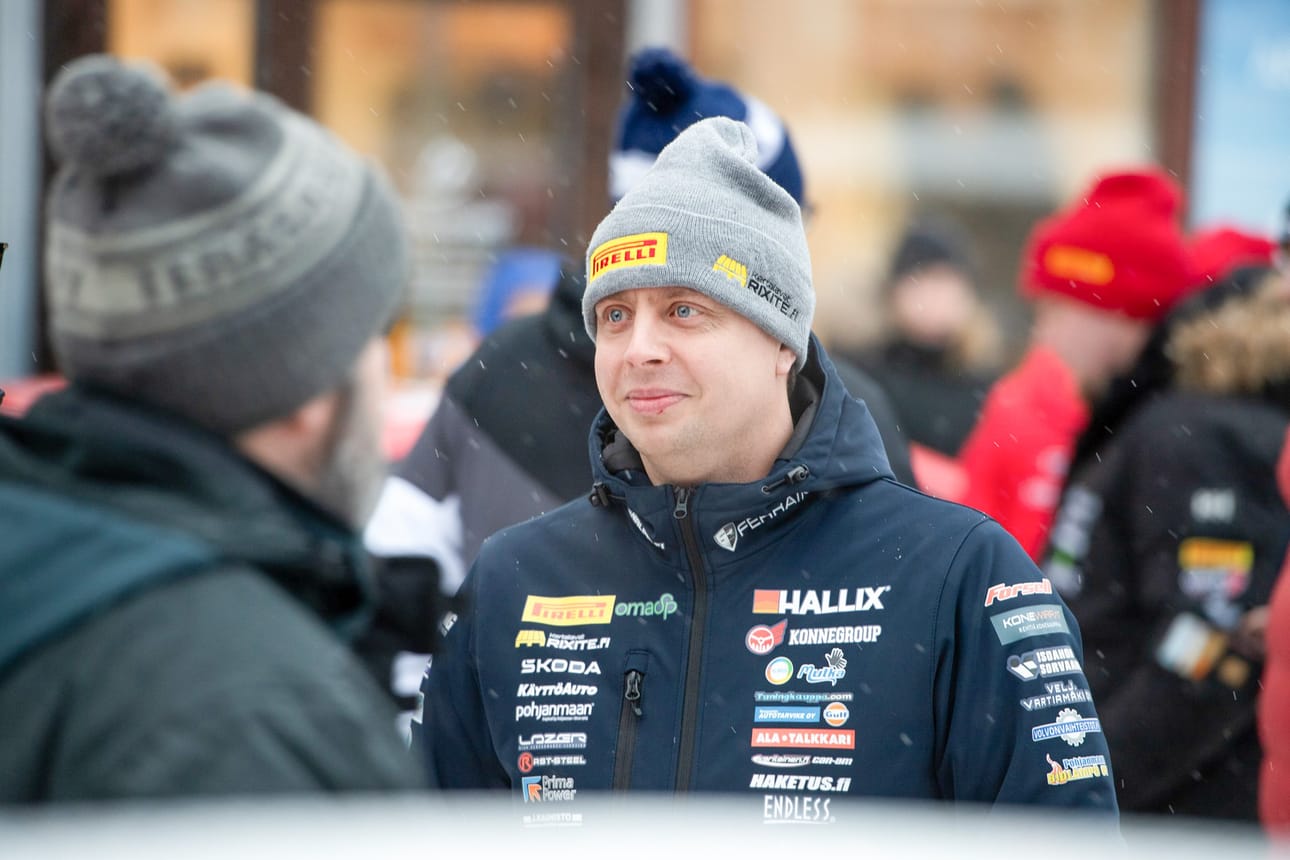 Alavutelainen Teemu Asunmaa kertoo siirtyvänsä jatkossa kilpailemaan päätoimisesti driftingin parissa. Rallihanskat hän aikoo nostaa toistaiseksi hyllylle.