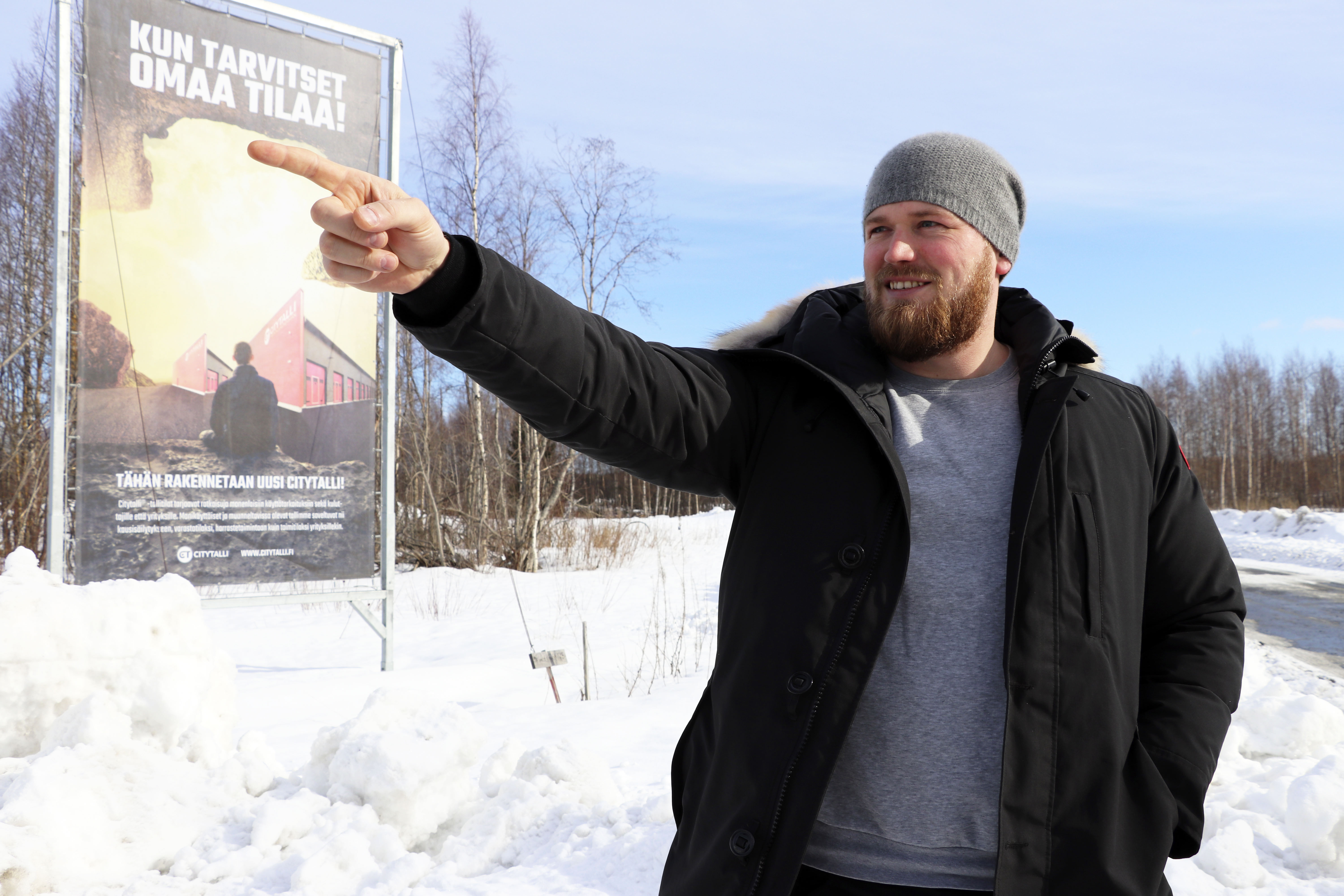 Citytalli on rakentamassa Kempeleeseen kahta varastohallia. Toimitusjohtaja Teuvo Pakanen viittelöi, mihin toinen halli rakennetaan. Ensimmäinen nousee hänen takanaan olevalle tontille.