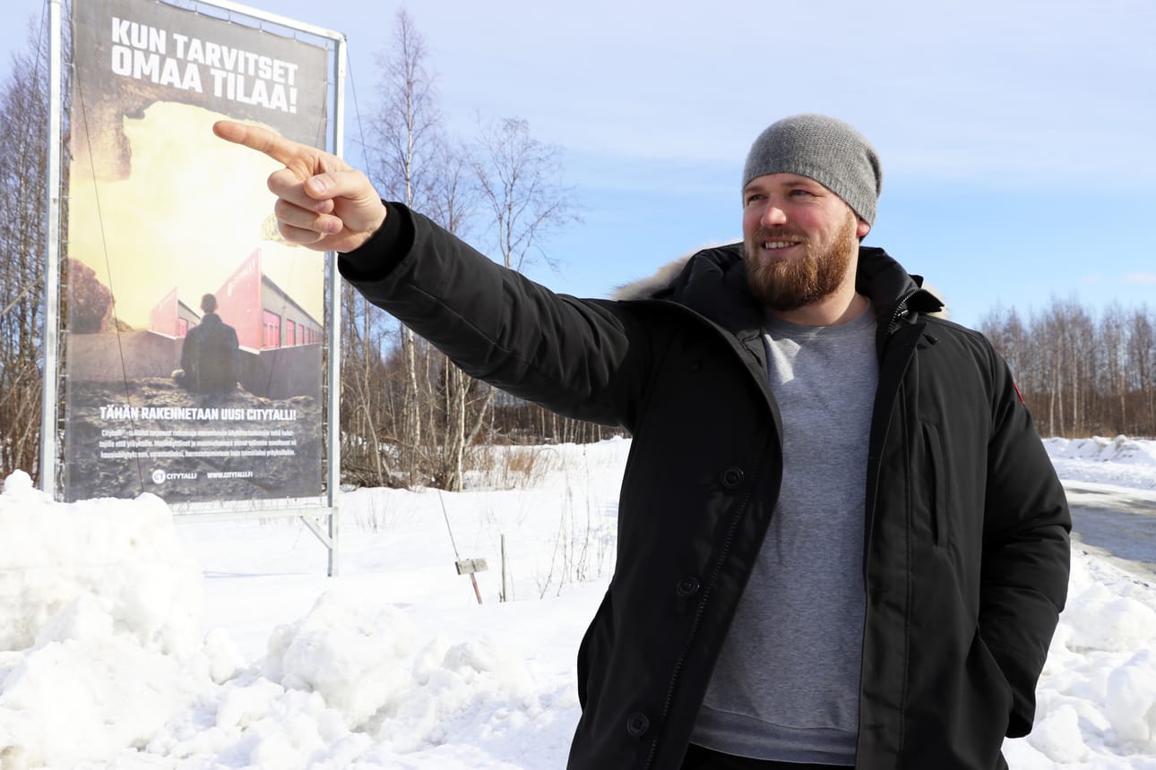 Citytalli on rakentamassa Kempeleeseen kahta varastohallia. Toimitusjohtaja Teuvo Pakanen viittelöi, mihin toinen halli rakennetaan. Ensimmäinen nousee hänen takanaan olevalle tontille.