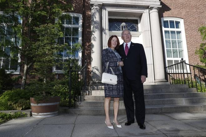 USA:n uusi suurlähettiläs Robert Pence tapasi ensimmäisenä työpäivänään suomalaisen median edustajia yhdessä vaimonsa Suzy Pencen kanssa. KUVAT: SILJA VIITALA