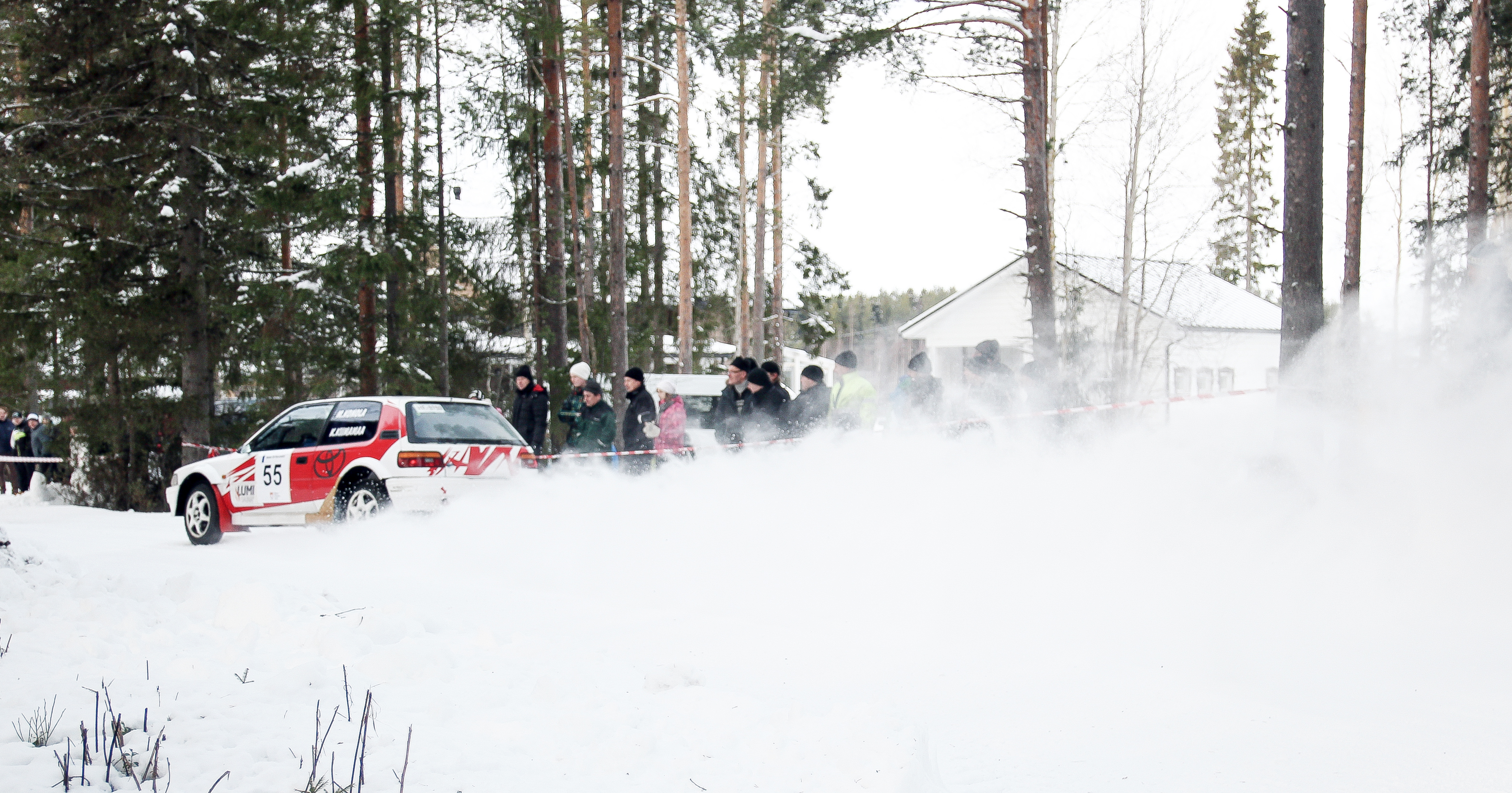 Yleisö sai lumipölyt päällensä, kun Lakeuden autourheilijoiden Mikko Konola päästeli Corolla FX-GT:llään Rantakylän erikoiskokeella.