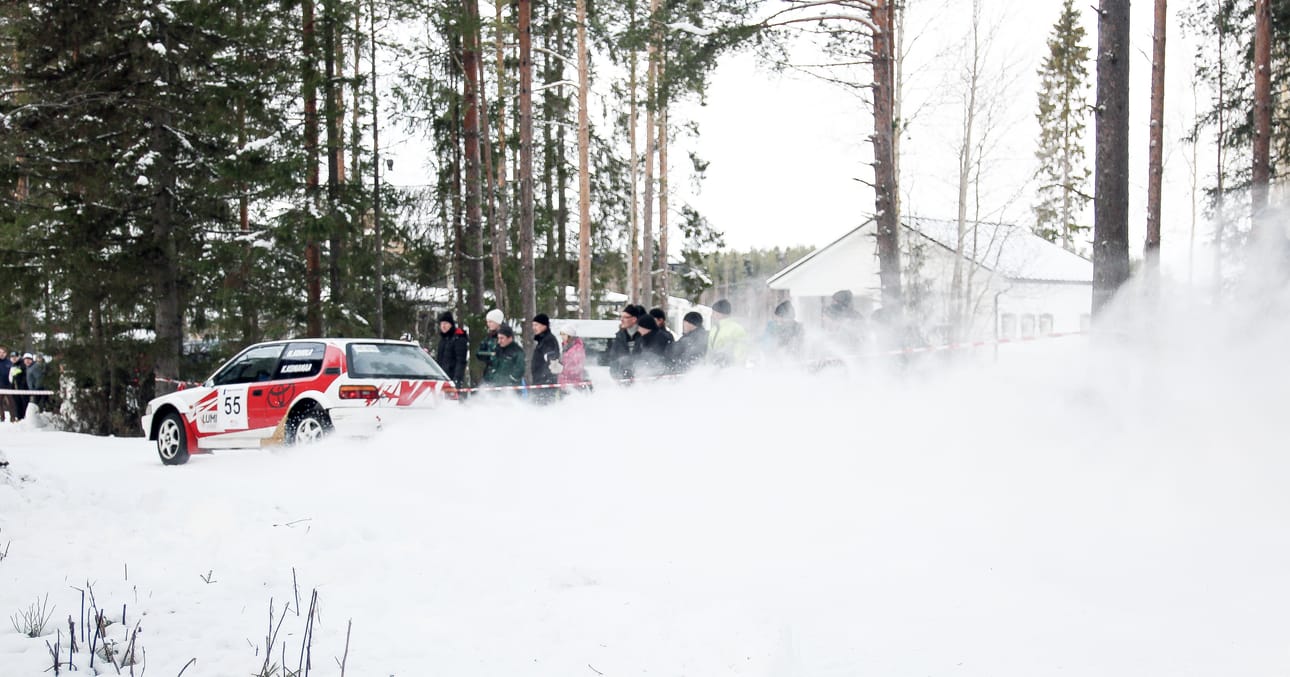 Yleisö sai lumipölyt päällensä, kun Lakeuden autourheilijoiden Mikko Konola päästeli Corolla FX-GT:llään Rantakylän erikoiskokeella.