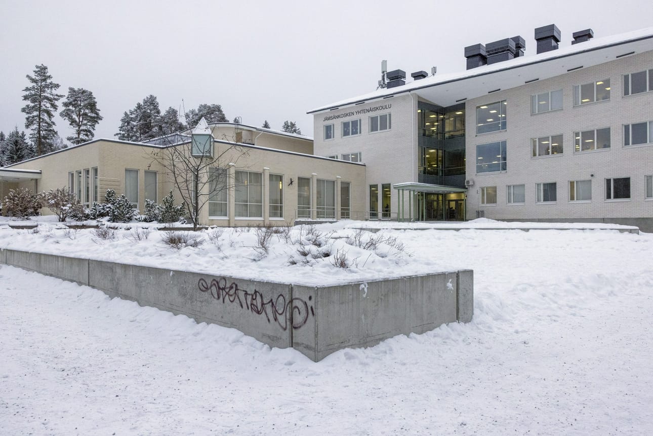 Poliisi epäilee kahden nuoren suunnitelleen kouluiskua Jämsänkosken yhtenäiskouluun. LEHTIKUVA / Tommi Anttonen