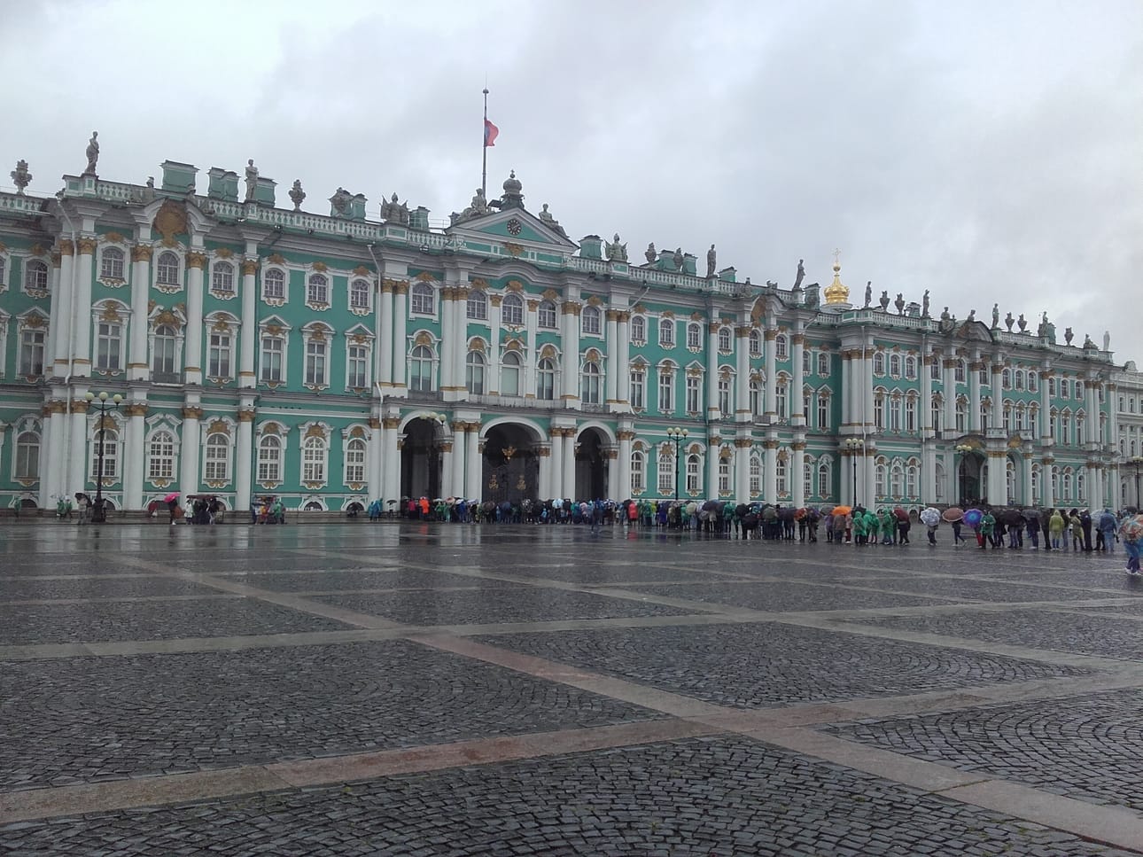 Eremitaasi vetovoima on vahva! Säästä huolimatta jonoa riitti. Eremitaasi jäi meillä ensi kerralla nähtäväksi.