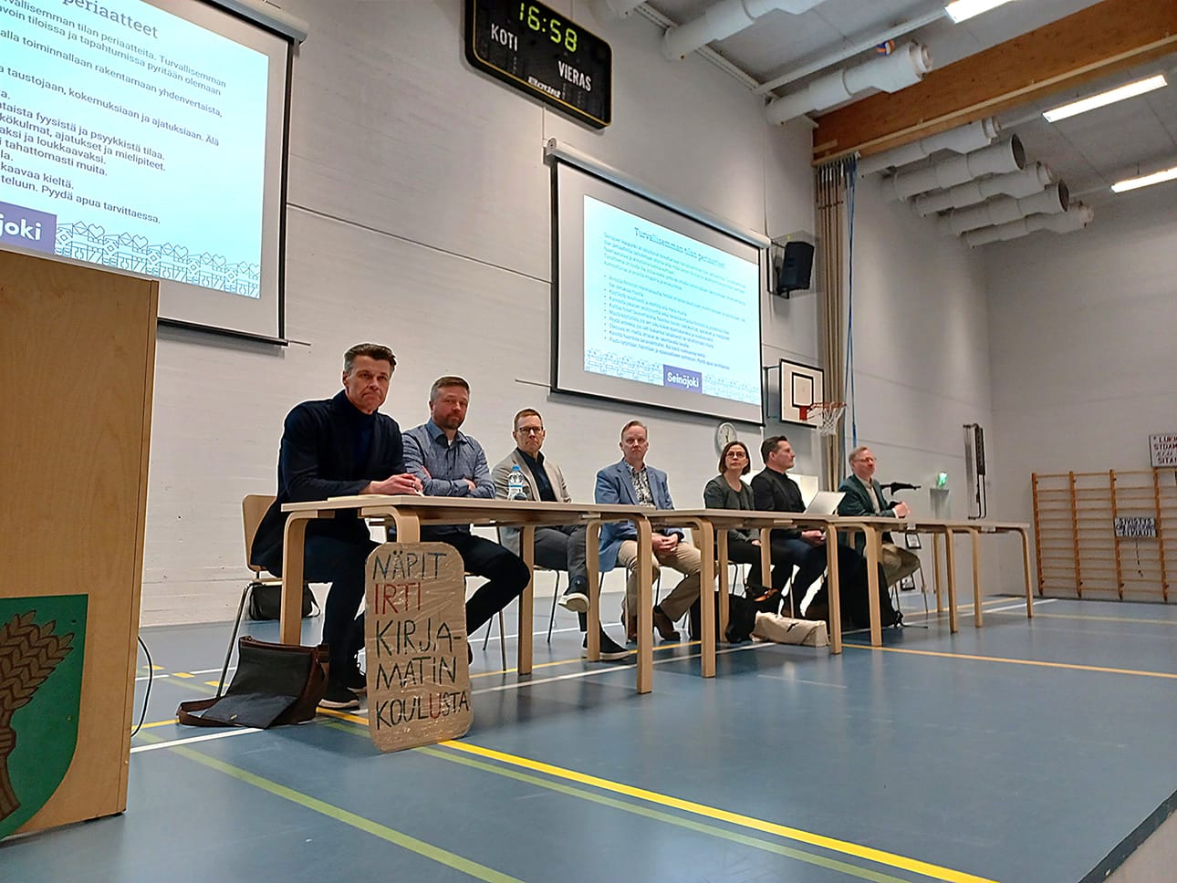 Kuulemistilaisuudessa puhuivat kaupunginhallituksen puheenjohtaja Pasi Kivisaari, kasvatus- ja opetuslautakunnan puheenjohtaja, kaupunginvaltuutettu Ville Hietanen, opetustoimenjohtaja Ville Järvi, sivistys- ja hyvinvointijohtaja Antti Takala sekä perusopetusjohtaja Marika Ojala. Yleisön kysymyksiin varautuivat vastaamaan alakoulujen ja erityiskoulujen perusopetusjohtaja Tuomo Lukkari sekä kaupunginarkkitehti Jussi Aittoniemi.