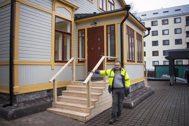 Petri Pihlajaniemi esittelee ylpeänä satavuotiasta hirsitaloa, joka siirrettiin kokonaisena Koulukatu 64 tontin laidalta toiselle ja remontoitiin täysin. KUVA: KIRSI SILLANKORVA