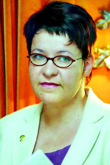 Uudistuksessa aiotaan Tarja Filatovin mukaan turvata se, että työtä etsivän edut ovat paremmat kuin pelkällä toimeentulotuella olevien edut.