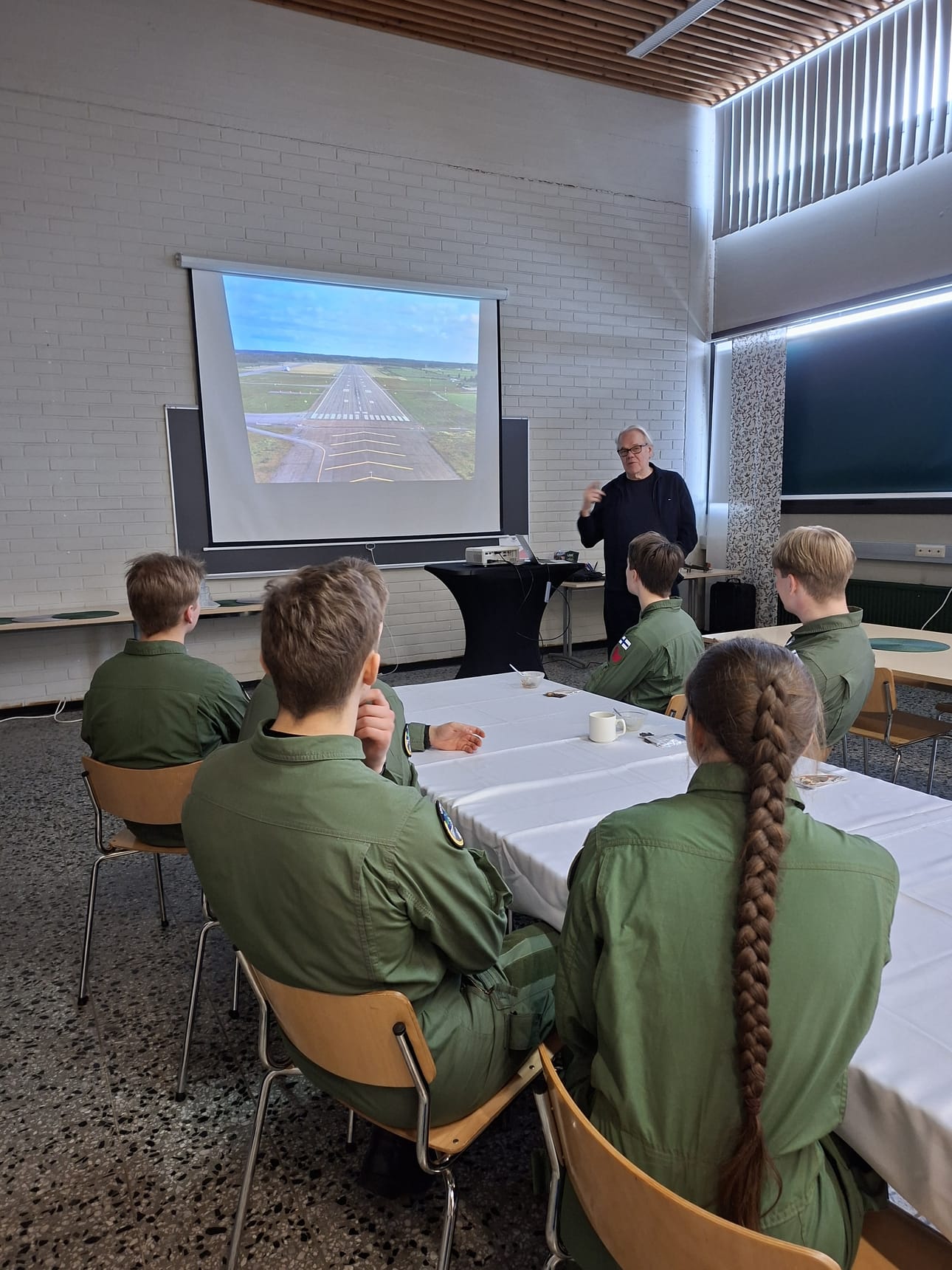 Kahdeksan lentoreserviupseerikurssilaista Tikkakoskelta vieraili Kauhavalla maanantaina 2. maaliskuuta. He saivat kuulla muun muassa Lentosotakoulun historiasta Olli Niemisen esittelemänä.