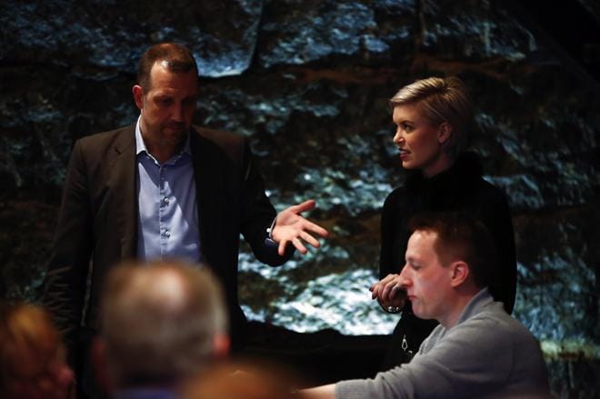 Susanna Koski (kok.) ihmettelee RKP:n politikointia yliopistosairaala-asiassa. Marko Heinonen saa eniten ääniä Vaasan kokoomuslaisista. Kuva: Jarno Pellinen